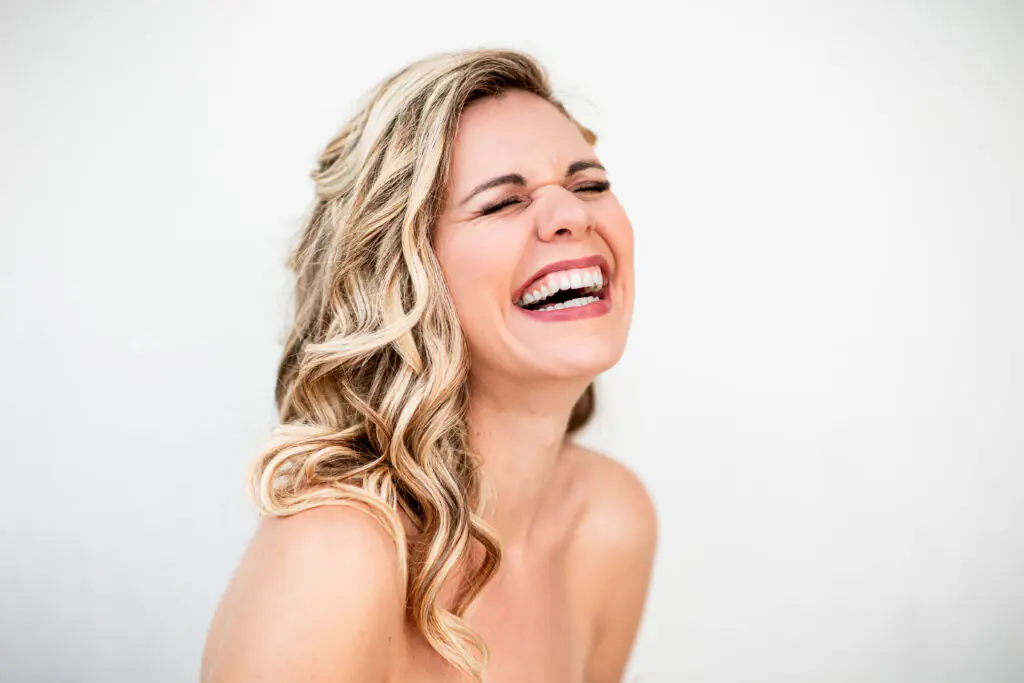 Eclats de rire d'une mari&eacute;e sur un mariage en Charente