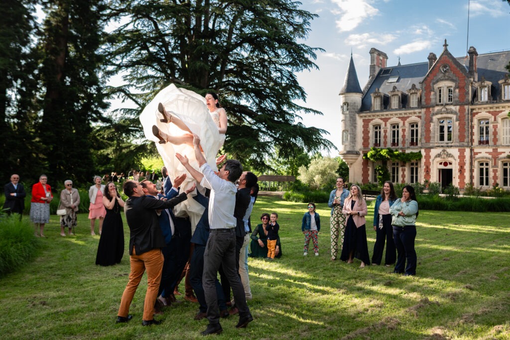 photo incroyable d'une mariée jetée en l'air au château de la pouyade en charente - photo réalisée par antoine ollier