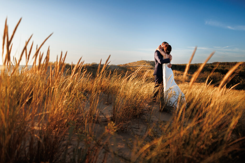 Photo de couple de mariés en bord de mer