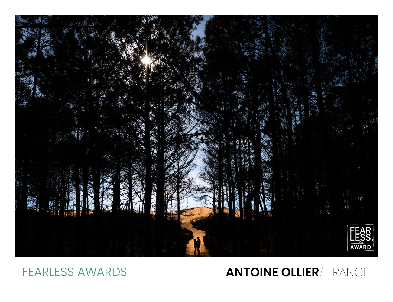 Photo d'un couple dans une pinède en Charente d'Antoine OLLIER primée par le concours mondial Fearless