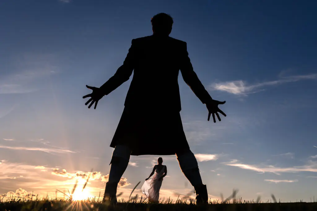 Couple au coucher de soleil qui se marie en Charente (16). Photo en silhouette