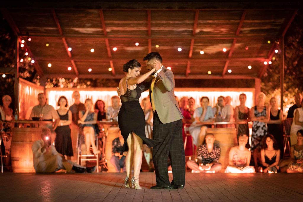 Couple de danseur de tango en démonstration - Antoine Ollier Photographie