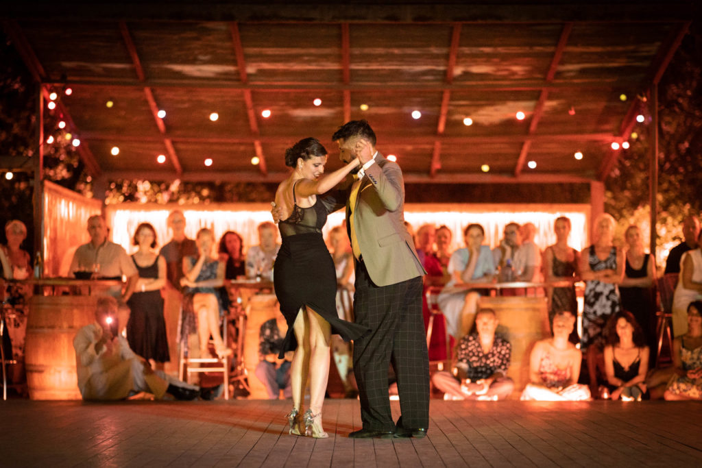 Danseurs de tango en démonstration