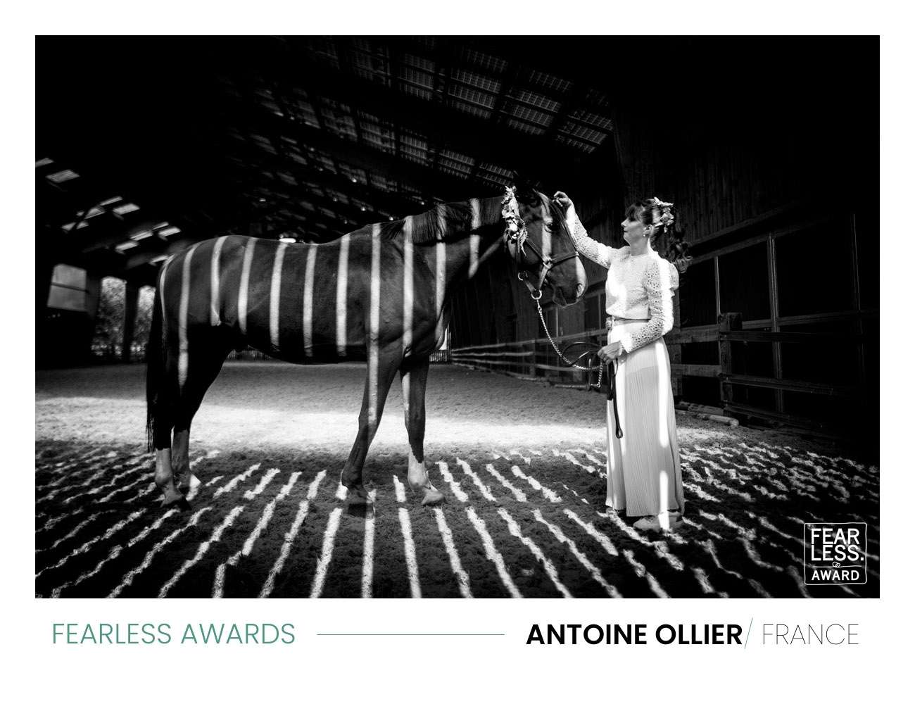 Photo gagnante du concours mondial Fearless faite par le photographe de mariage en charente, Antoine OLLIER. Cette photo est un portrait d'une mariée avec son cheval