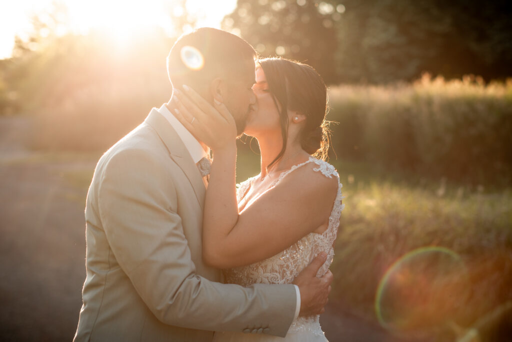 photo du couple de marié au château de la Pouyade dans la jolie lumière dorée de fin de journée