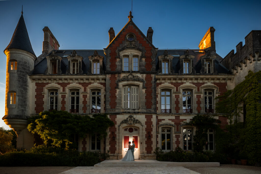 Portrait des mariés à la tombée du jour au château de la Pouyade à Saint Yriex sur Charente en Charente (16)