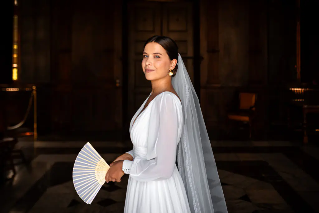 Portrait &eacute;l&eacute;gant d'une mari&eacute;e lors de son mariage en Charente