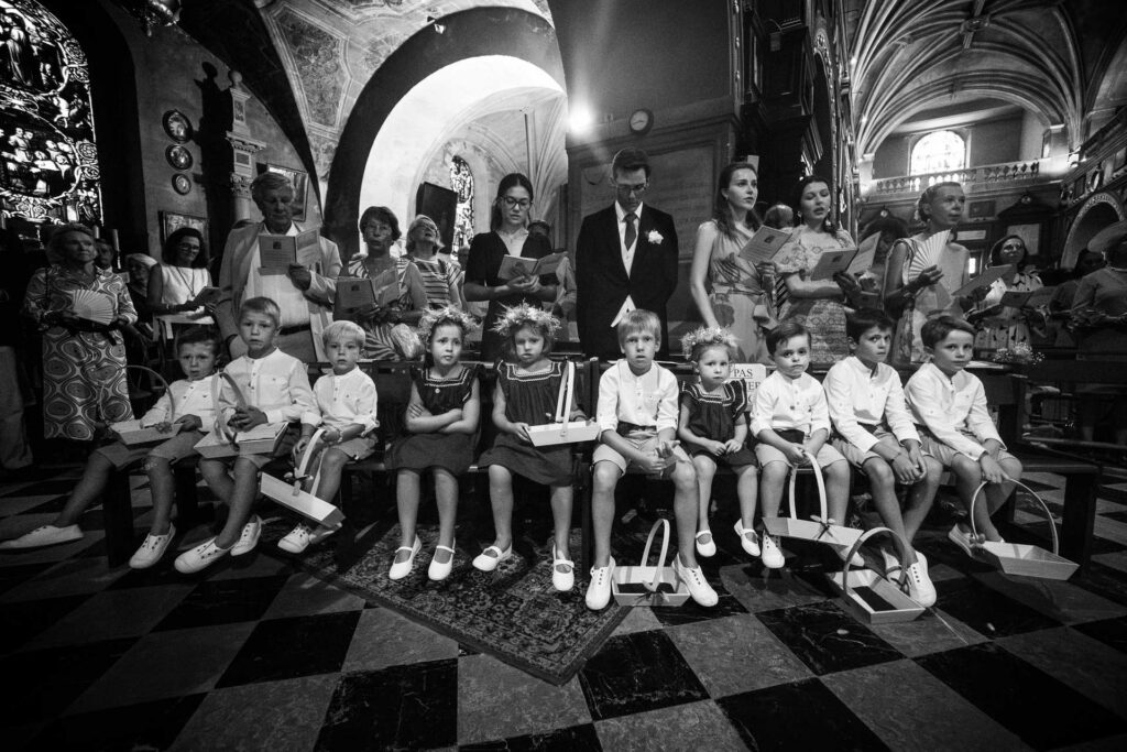 Scène sur le vif des enfants dans la Basilique de Verdelais. 
Photographe mariage Charente - Atnoine OLLIER