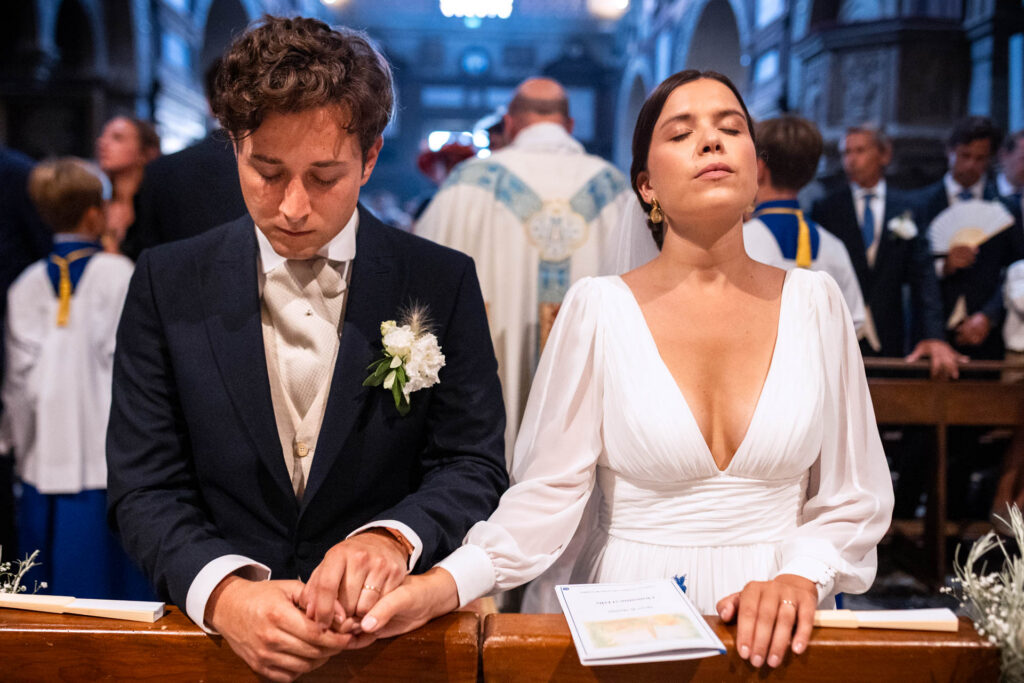 Portrait sur le vif des mariés dans la Basilique de Verdelais. 
Photographe mariage Charente - Atnoine OLLIER