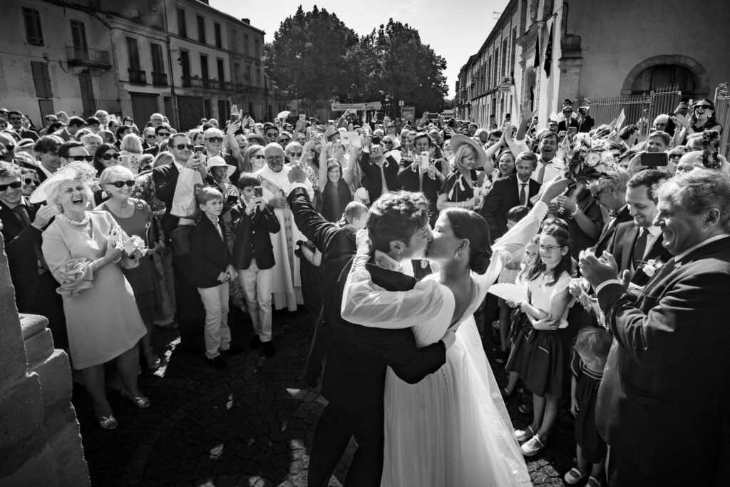 Sortie des mariés devant la Basilique de Verdelais. 
Photographe mariage Charente - Atnoine OLLIER
