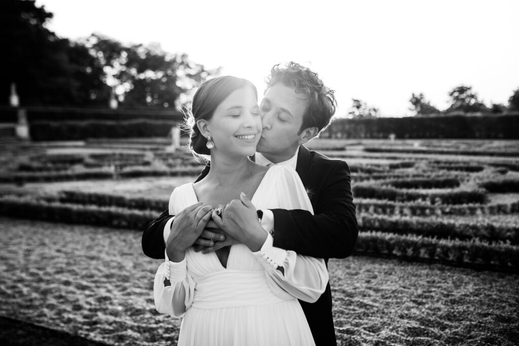 Portrait des mariés dans le jardin du Château de Malle
Photographe mariage Charente - At-Antoine OLLIER