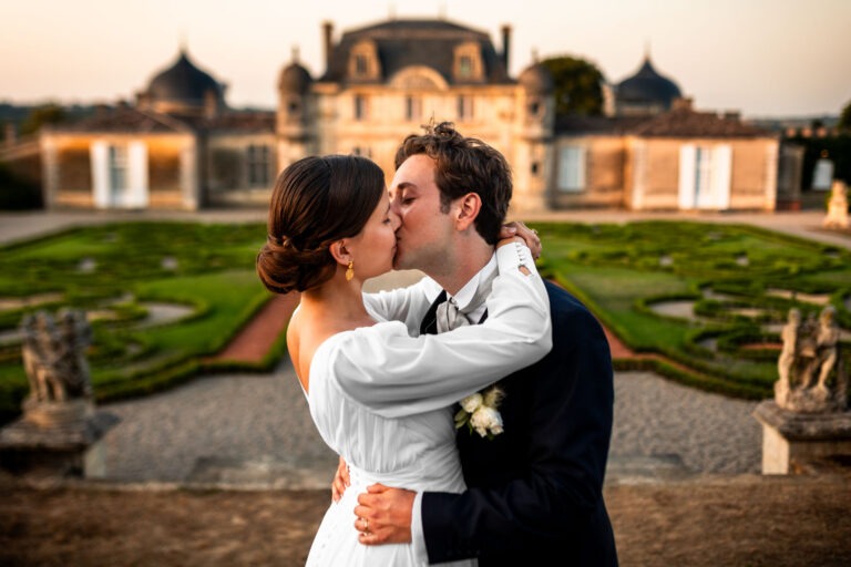 photo du couple de marié devant le chateau de Malle en Gironde