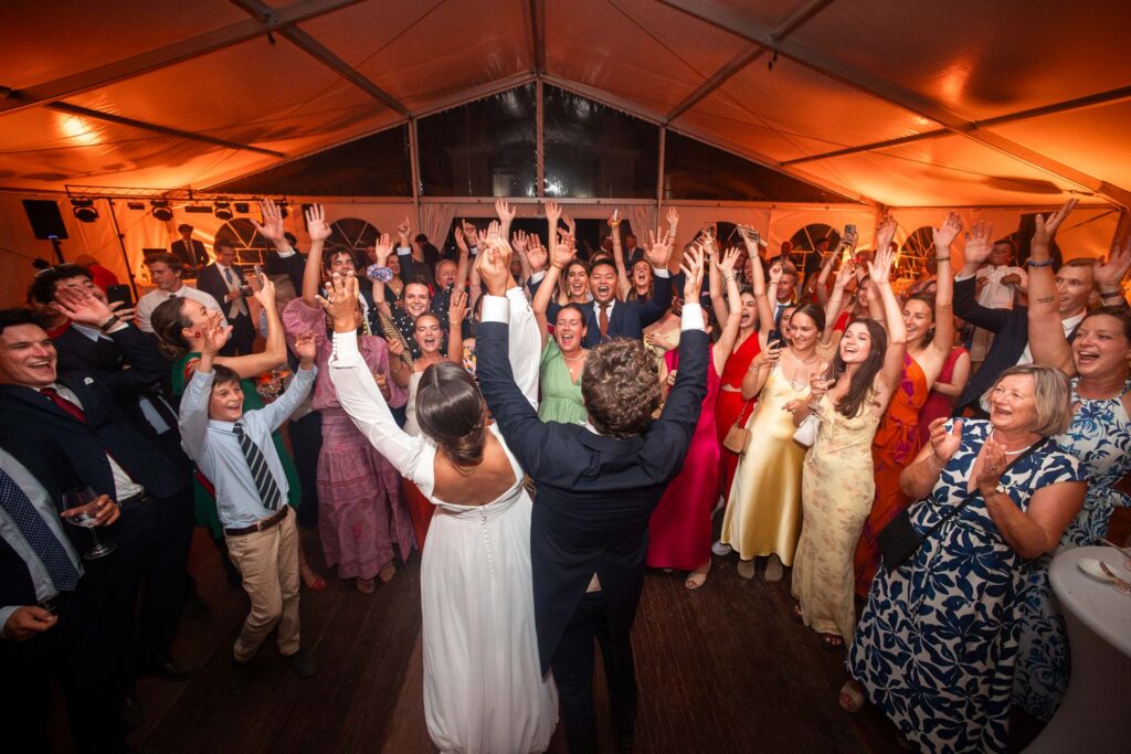 Soirée festive de mariage au Château de Malle -
Photographe mariage Charente - Atnoine OLLIER
