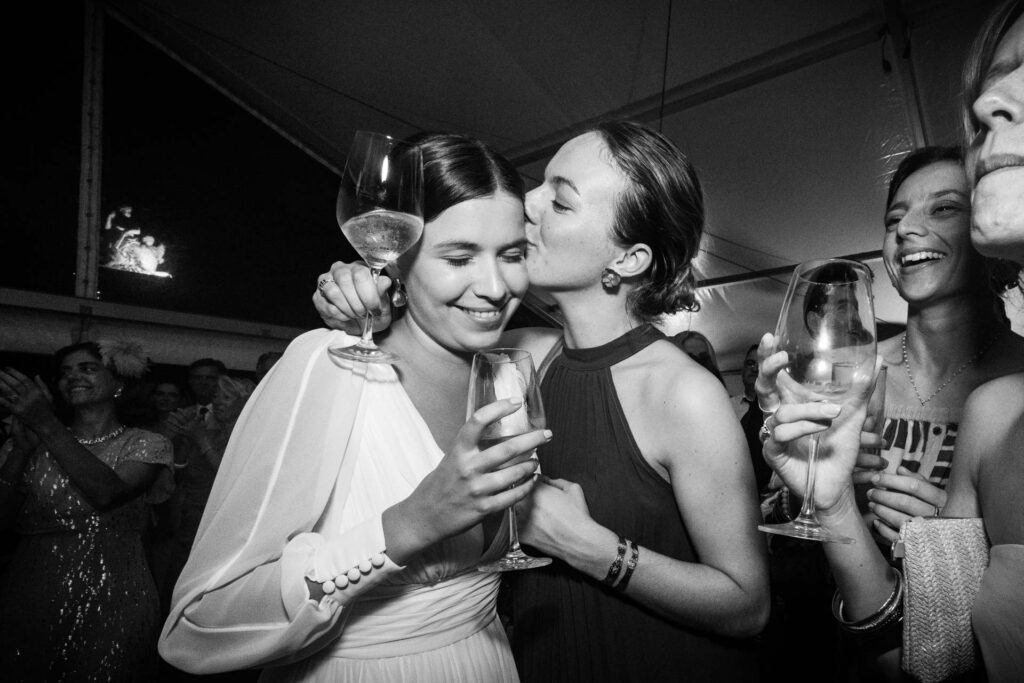 Scène de calin à la soirée du Château de Malle.
Photographe mariage Charente - Atnoine OLLIER