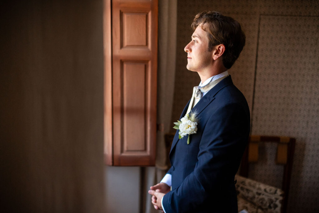 Portrait du marié au Château de Malle - Photographe mariage Charente