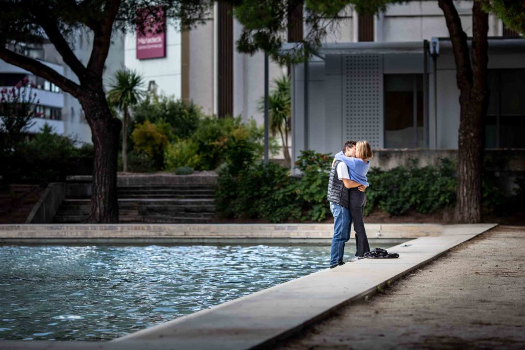 Couple qui s'embrasse à Bordeaux - Antoine Ollier Photographie