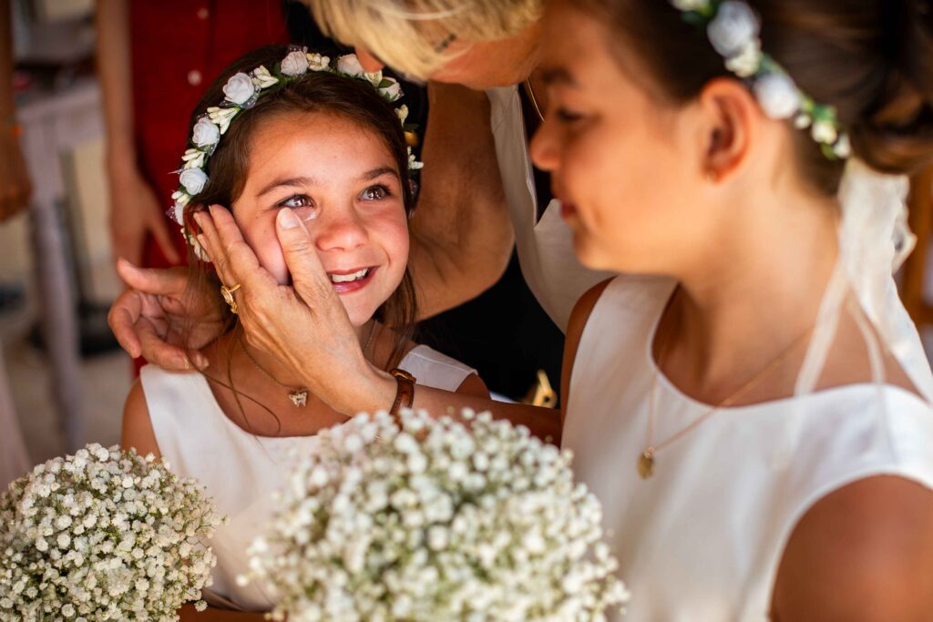 Petite fille habillée en demoiselle d'honneur qui pleure lors d'un mariage en Charente