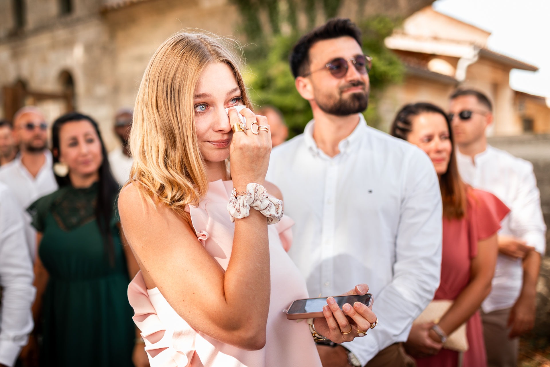 photo d'une témoin de mariage qui pleure sur un mariage en Charente
