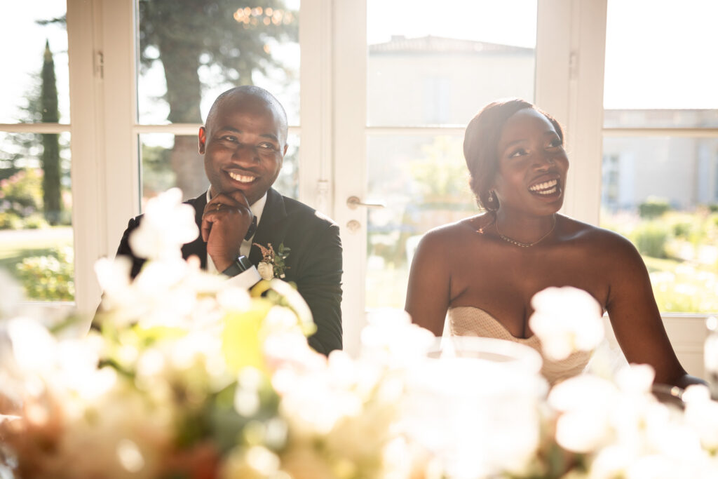 Mariés lors du diner à leur mariage en Charente