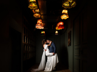 Photographe mariage Charente – Antoine OLLIER -3 Photo de couple sous de magnifiques lampes - Photographe mariage Charente Antoine OLLIER