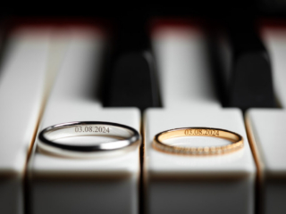 Photographe mariage Charente – Antoine OLLIER -30 Photos d'alliance de mariage sur les touches blanches d'un piano - Photographe mariage Charente Antoine OLLIER