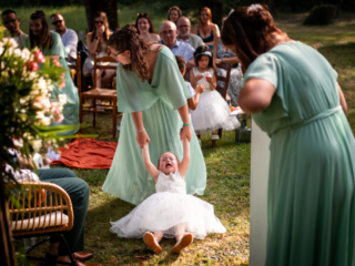Photographe mariage Charente – Antoine OLLIER -5 Scène de reportage avec une petite fille qui pleure lors d'une cérémonie laïque - Photographe mariage Charente Antoine OLLIER