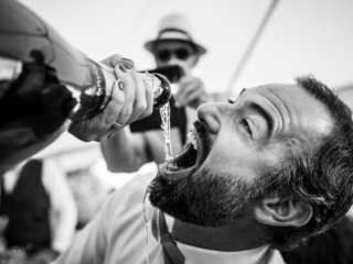 Photographe mariage Charente – Antoine OLLIER -8 Invité qui boit du champagne au goulot de la bouteille - Photographe mariage Charente Antoine OLLIER