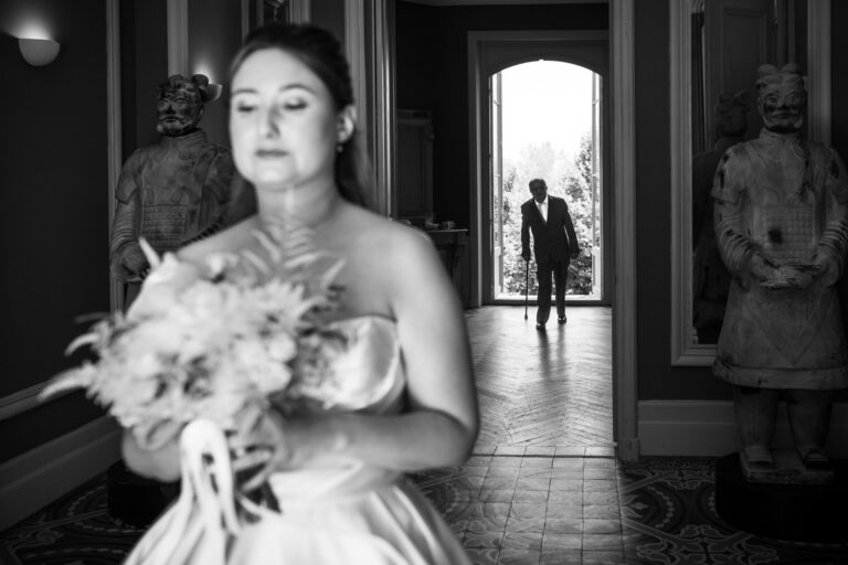Le grand père d'Anaïs arrive dans le hall du Château de la Pouyade avant de découvrir sa petite fille en mariée