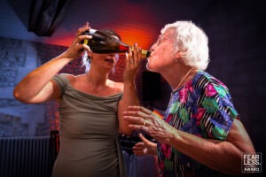 Photo d'une mamie buvant du champagne à un mariage en charente - photo réalisée par Antoine OLLIER - photographe mariage charente - photo primée par Fearles