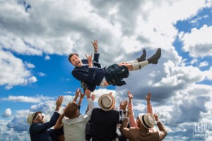 Photo d'un marié jeté en l'air lors de son mariage en Charente - photo primée par Fearless - photo réalisée par Antoine OLLIER - Photographe mariage Charente