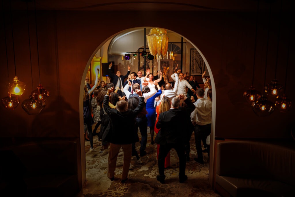 Salle réception où se déroulent les soirées dansantes à l'hôtel Chais Monnet & Spa à Cognac. Photo réalisée par Antoine OLLIER Photographe de mariage en Charente à Cognac