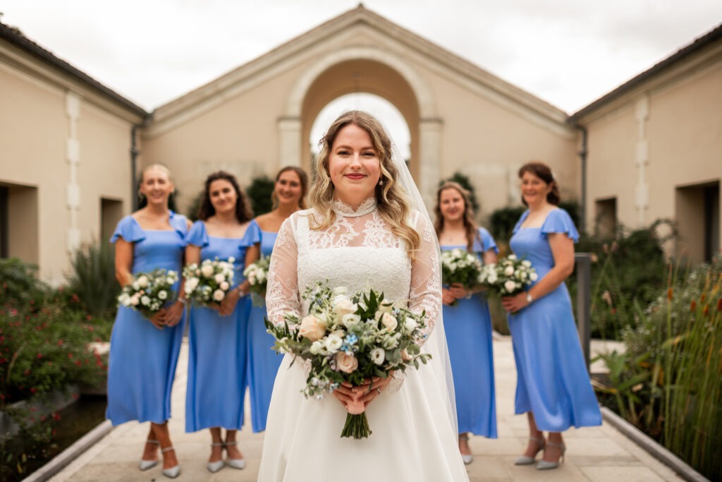 Portrait de la mariée avec ses demoiselles d'honneur à Chais Monnet & Spa à Cognac. Photo réalisée par le photographe de mariage en Charente à Cognac - Antoine OLLIER