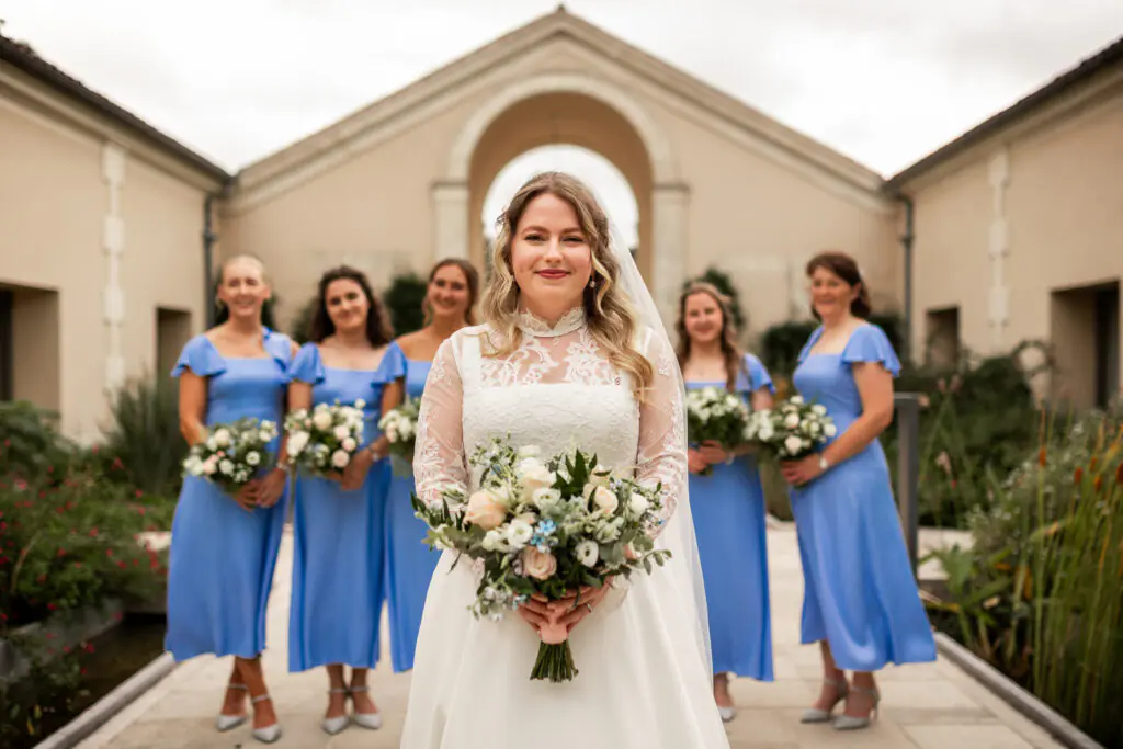 Portrait de la mariée avec ses demoiselles d'honneur à Chais Monnet & Spa à Cognac. Photo réalisée par le photographe de mariage en Charente à Cognac - Antoine OLLIER