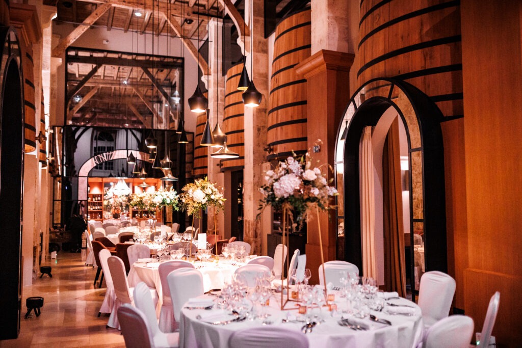 Salle de réception de mariage  à Chais Monnet & Spa à Cognac. Photo réalisée par le photographe de mariage en Charente à Cognac Antoine OLLIER