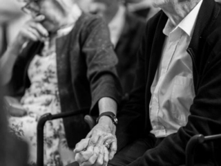 Photographe mariage Nouvelle Aquitaine 25 Emotion des Parents de mariés qui se tiennent la main - Photographe mariage Charente Antoine OLLIER