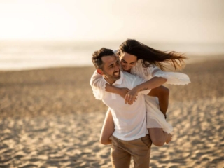 Photographe mariage Nouvelle Aquitaine 26 Séance photo au bord de la mer couple qui est heureux - Photographe mariage Charente Antoine OLLIER