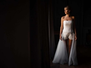 Photographe mariage Nouvelle Aquitaine 28 Portrait d'une mariée devant une fenêtre Photographe mariage Charente Antoine OLLIER