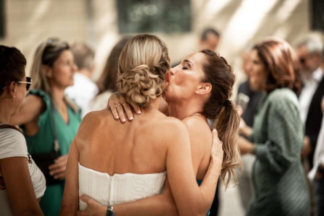 Embrassade entre une mariée et sa soeur