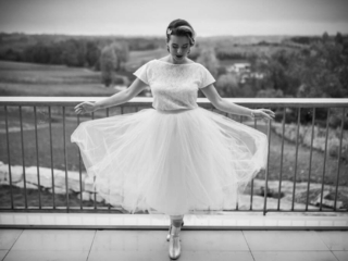 Photographe mariage Nouvelle Aquitaine 31 Portrait d'une mariée sur le balcon de sa chambre