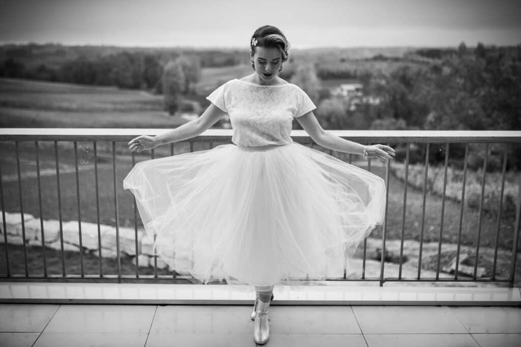 Portrait d'une mariée sur le balcon de sa chambre