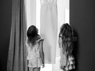 Photographe mariage Nouvelle Aquitaine 34 Jeunes filles qui regardent une robe de mariée - Photographe mariage Charente Antoine OLLIER