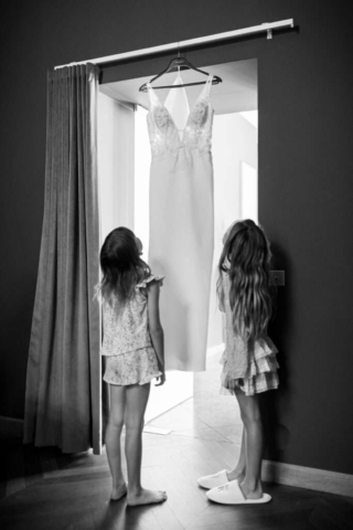 Jeunes filles qui regardent une robe de mariée