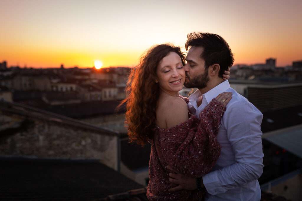 Couple sur les toits de Bordeaux