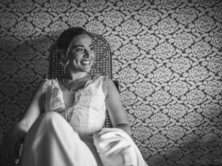 Photographe mariage Nouvelle Aquitaine 36 Portrait d'une mariée pendant les préparatifs - Photographe mariage Charente Antoine OLLIER