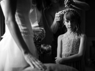 Photographe mariage Nouvelle Aquitaine 40 Portrait de la fille d'une mariée - Photographe mariage Charente Antoine OLLIER