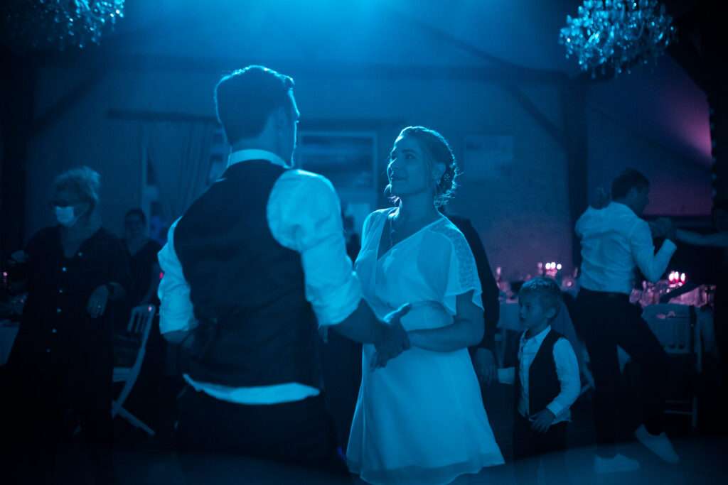 Scène de danse au bal de mariage