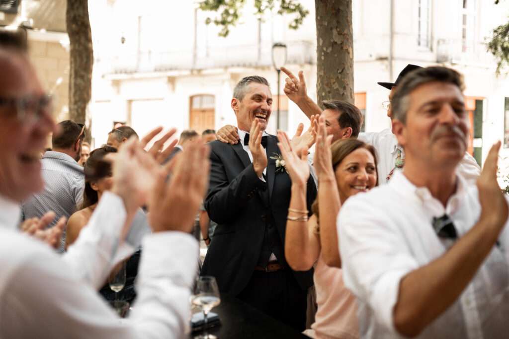 Marié qui rit avec ses amis