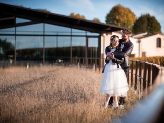 Photographe mariage Nouvelle Aquitaine 43 Couple de mariés habillés en cuir - Photographe mariage Charente Antoine OLLIER