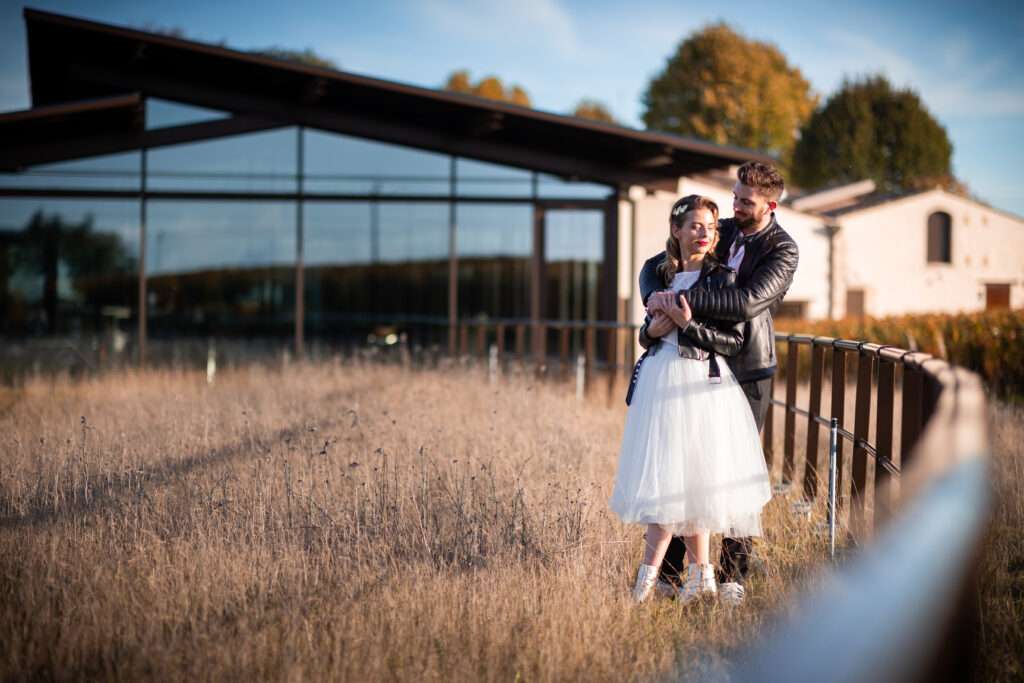 Couple de mariés habillés en cuir