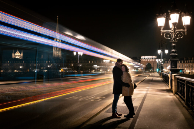 Photo de couple sur le pont de pierre à Bordeaux en longue expostion
